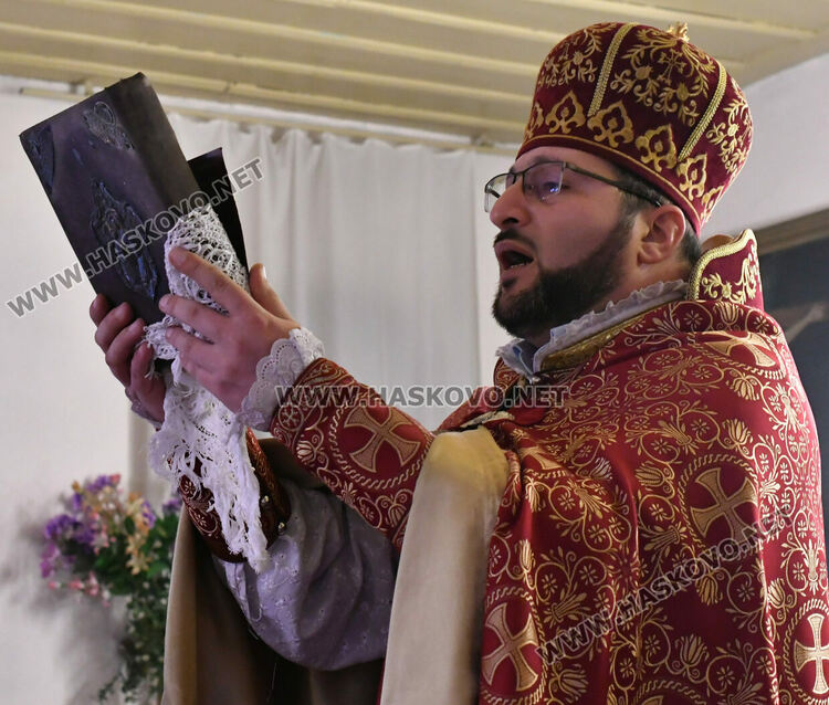 Освещаване на нарове и литургия в арменската църква в Хасково