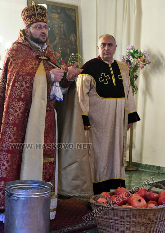 Освещаване на нарове и литургия в арменската църква в Хасково