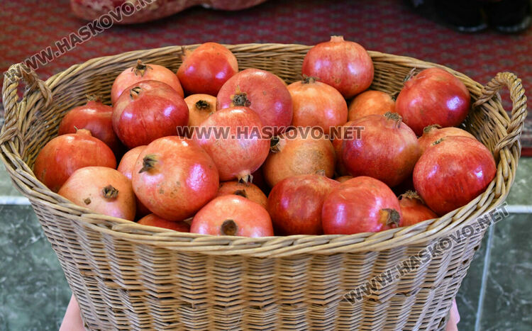 Освещаване на нарове и литургия в арменската църква в Хасково