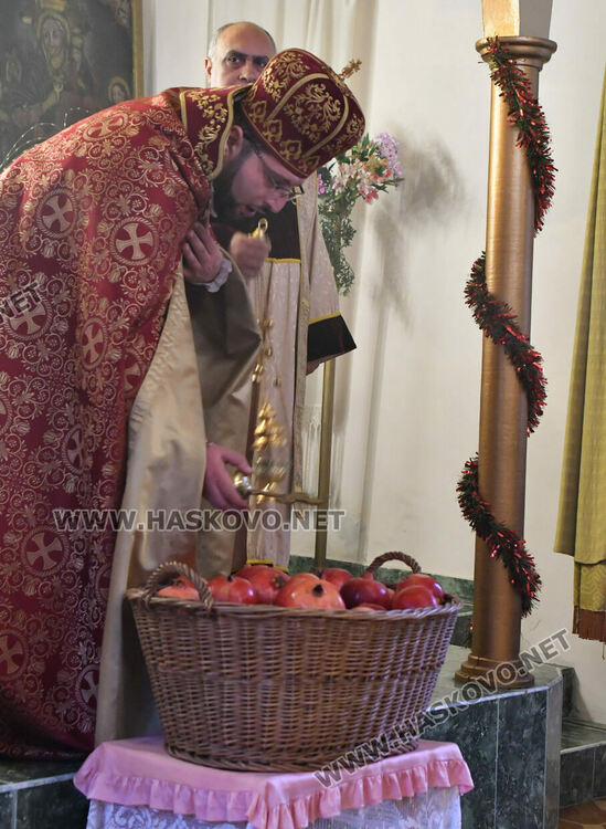 Освещаване на нарове и литургия в арменската църква в Хасково