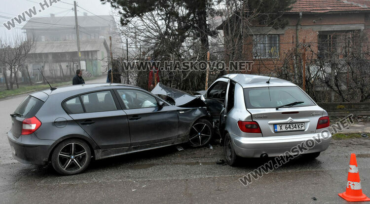 Четирима пострадаха при катастрофа между Ситроен и БМВ