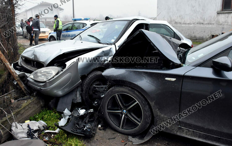 Четирима пострадаха при катастрофа между Ситроен и БМВ