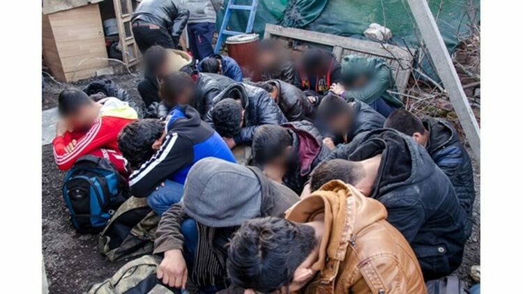 Превозващ мигранти и наркотици се е опитал да избяга от полицията по АМ "Марица"