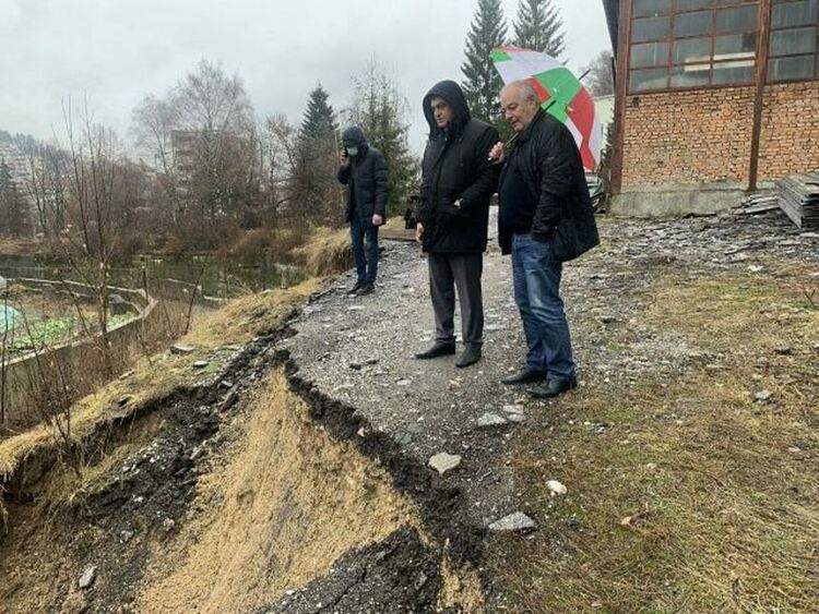 Подпорна стена поддаде, застрашена е четириетажна сграда