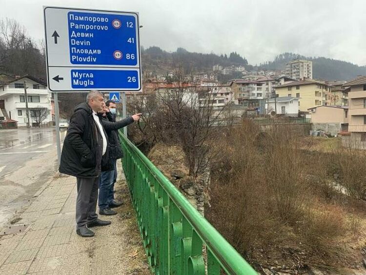 Подпорна стена поддаде, застрашена е четириетажна сграда