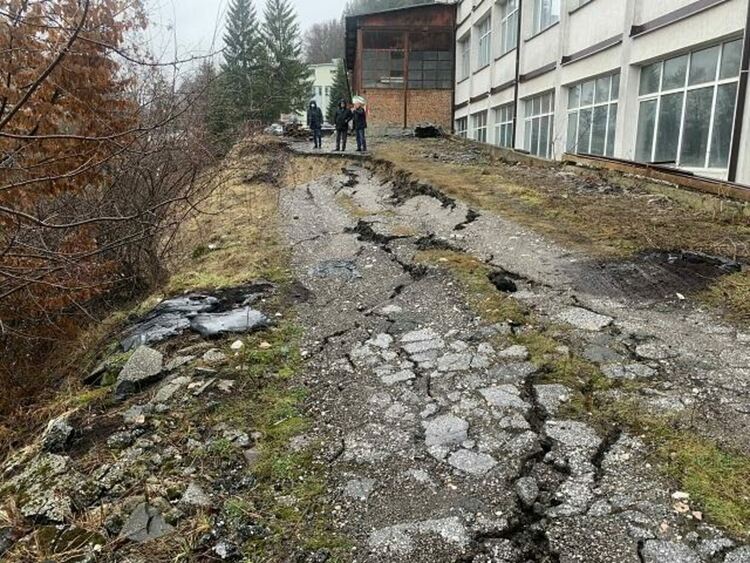 Подпорна стена поддаде, застрашена е четириетажна сграда