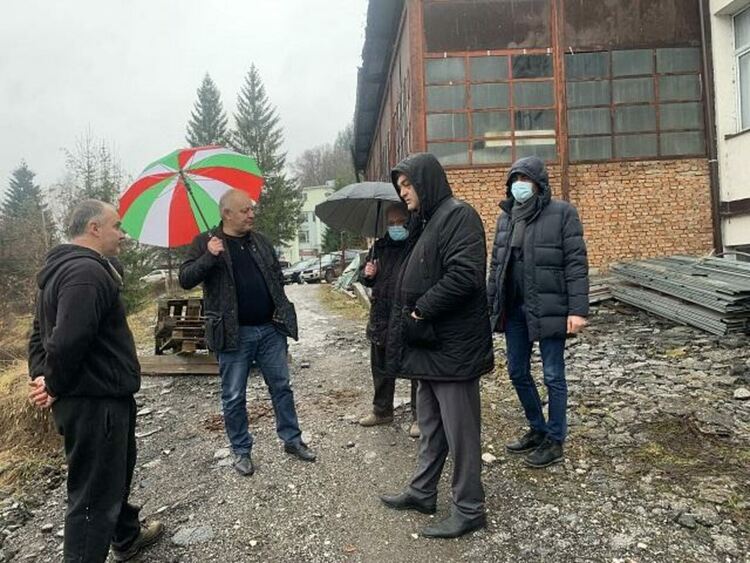 Подпорна стена поддаде, застрашена е четириетажна сграда