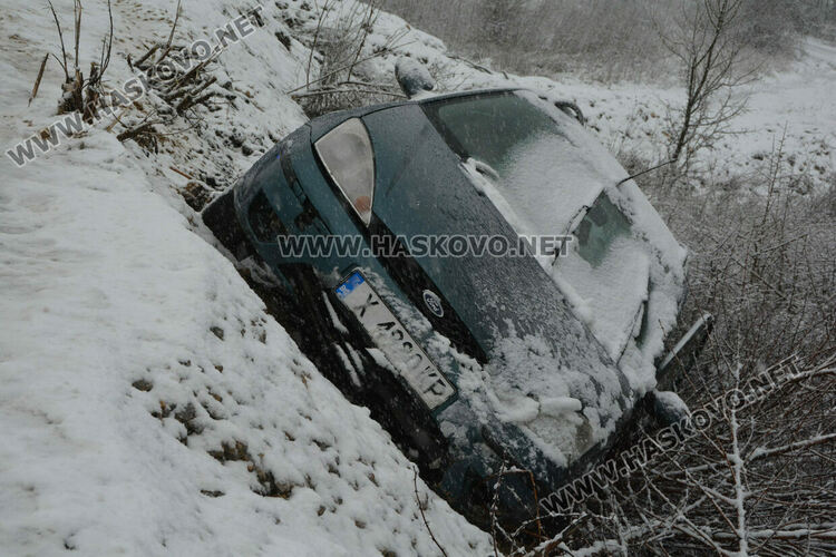 22-годишен се обърна с Форд в дере край Хасково
