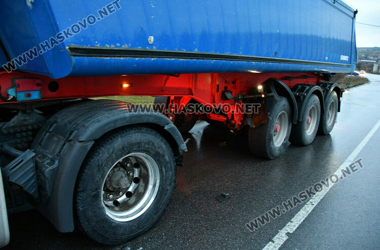 Фолксваген се разби в камион в Горски извор