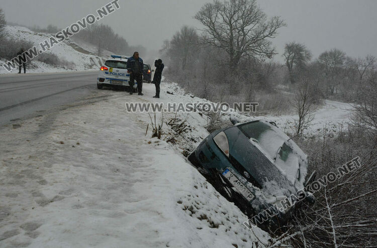 22-годишен се обърна с Форд в дере край Хасково