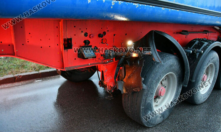 Фолксваген се разби в камион в Горски извор