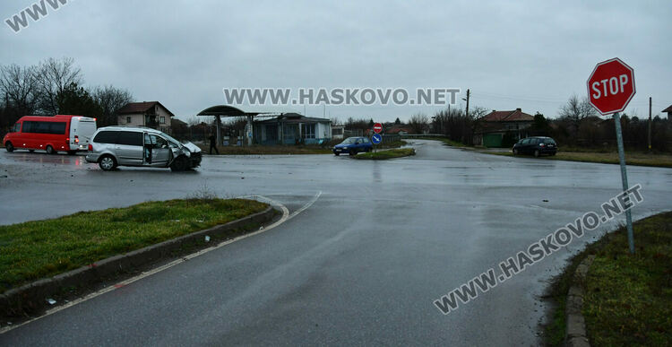 Фолксваген се разби в камион в Горски извор