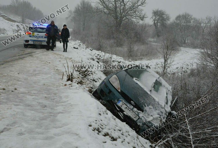 22-годишен се обърна с Форд в дере край Хасково