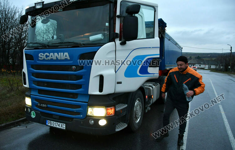 Фолксваген се разби в камион в Горски извор
