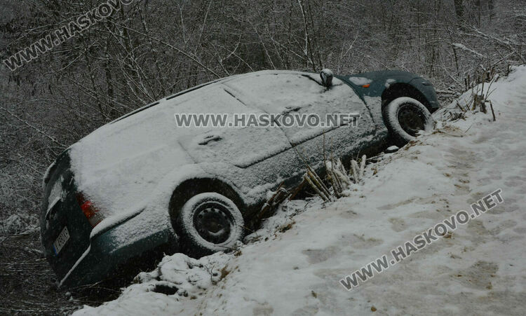 22-годишен се обърна с Форд в дере край Хасково