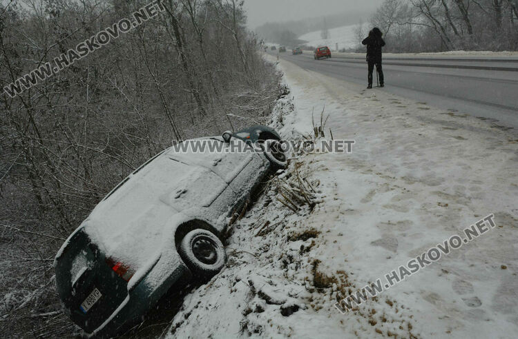 22-годишен се обърна с Форд в дере край Хасково
