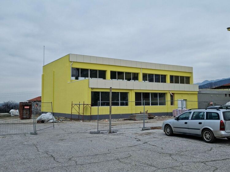 Строителните дейности по физкултурния салон на ОУ "Панайот Волов" в Долни Воден напредват