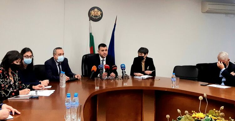 Пловдивският щаб: "Засега учениците остават на присъствено обучение, чакаме решение на МОН"