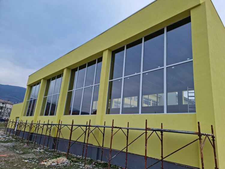 Строителните дейности по физкултурния салон на ОУ "Панайот Волов" в Долни Воден напредват