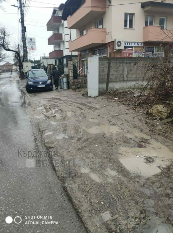 Разбит  тротоар в Гледка стана причина за инцидент на пътя