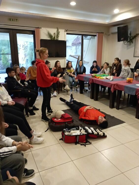 Обучиха доброволци от Езиковата в оказване на първа долекарска помощ