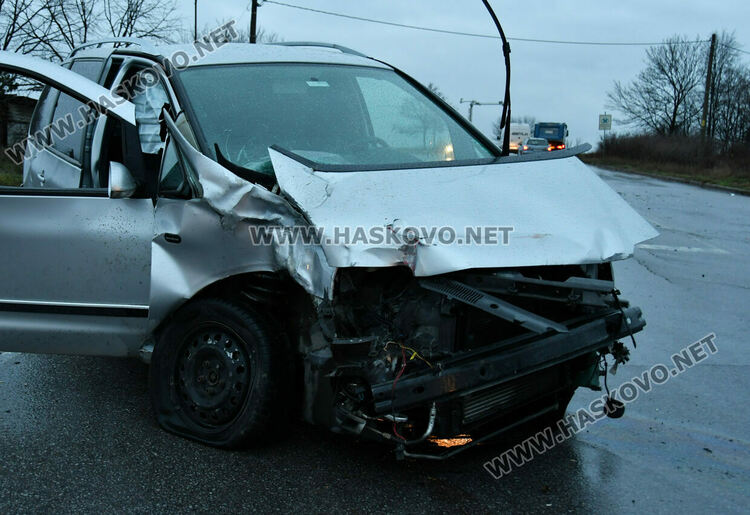 Фолксваген се разби в камион в Горски извор