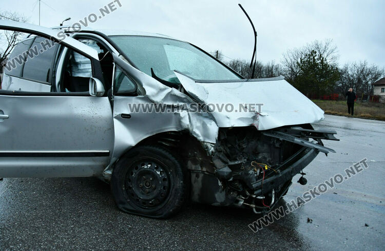 Фолксваген се разби в камион в Горски извор