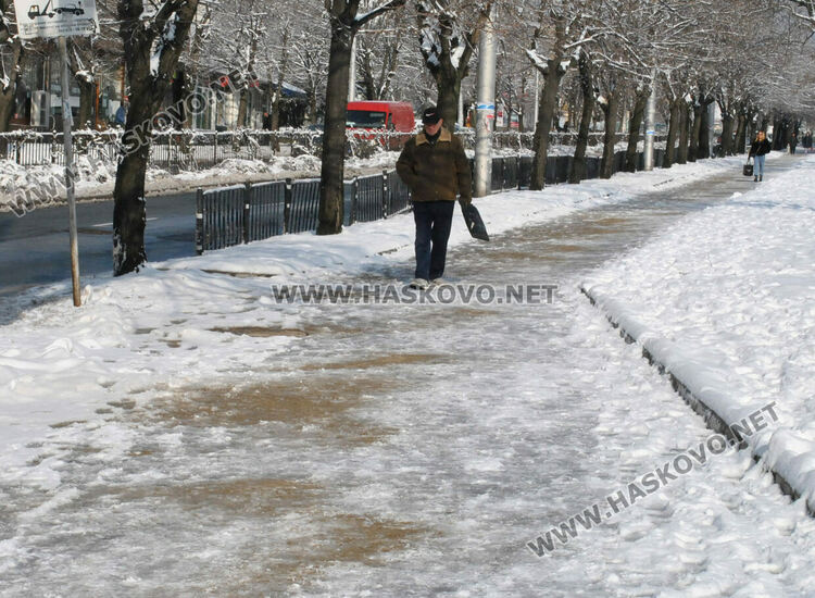 Продължава опесъчаването и почистването на лед и сняг в Хасково