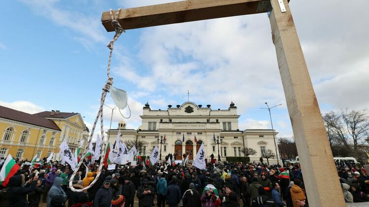 Извънредна ситуация в парламента, барикадиран с маси и столове