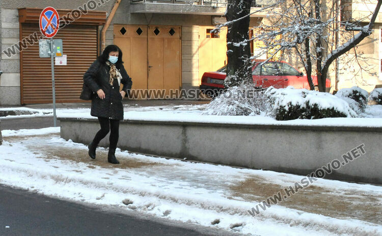 Продължава опесъчаването и почистването на лед и сняг в Хасково