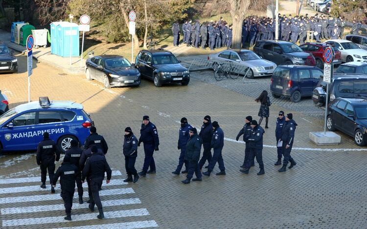 Районът около сградата на Народното събрание се охранява от полиция във връзка с национален протест срещу зеления сертификат, организиран от "Възраждане"
