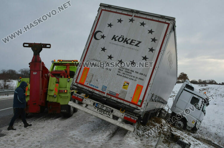 Тир катастрофира на магистралата, 79 машини чистят снега в Хасковско