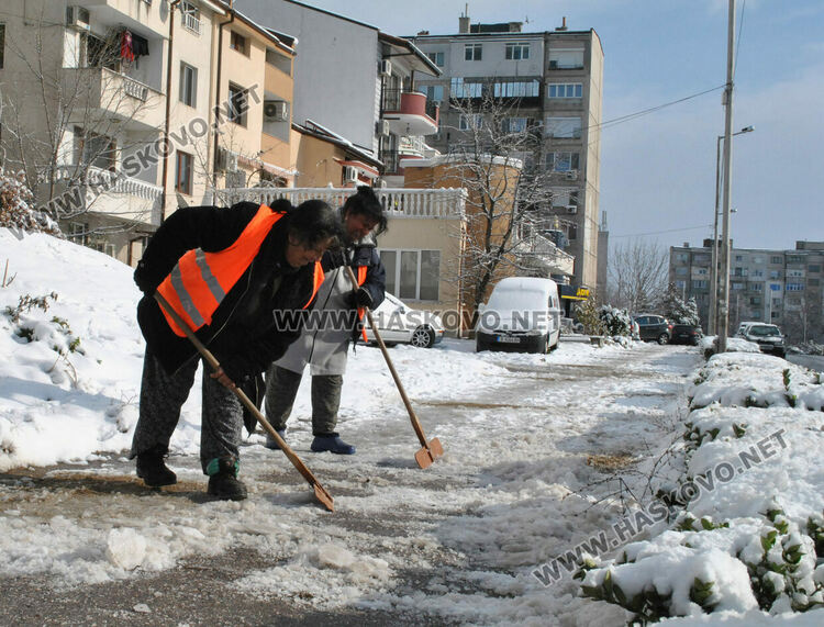 Продължава опесъчаването и почистването на лед и сняг в Хасково