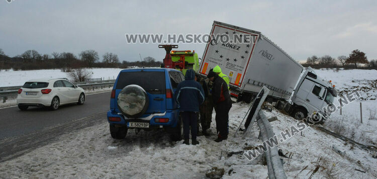 Тир катастрофира на магистралата, 79 машини чистят снега в Хасковско