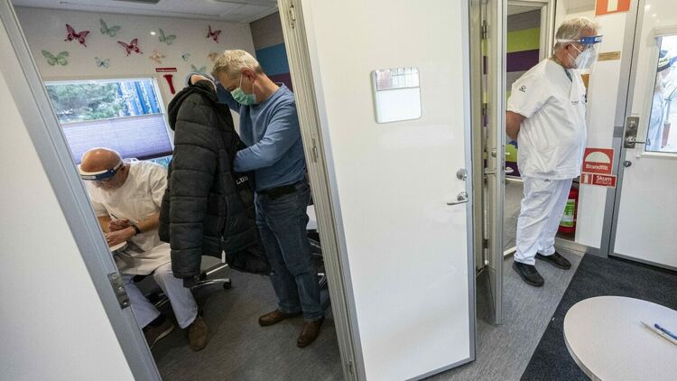 В Швеция влизат в сила нови ограничения заради коронавируса