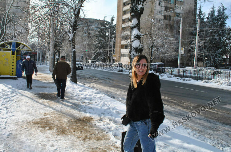 Продължава опесъчаването и почистването на лед и сняг в Хасково
