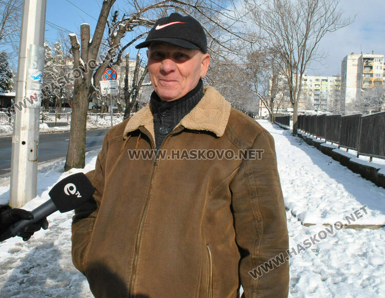 Продължава опесъчаването и почистването на лед и сняг в Хасково