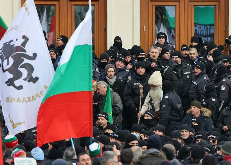 "Възраждане" щурмуваха парламента