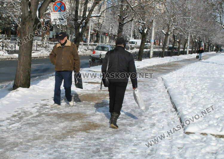 Продължава опесъчаването и почистването на лед и сняг в Хасково