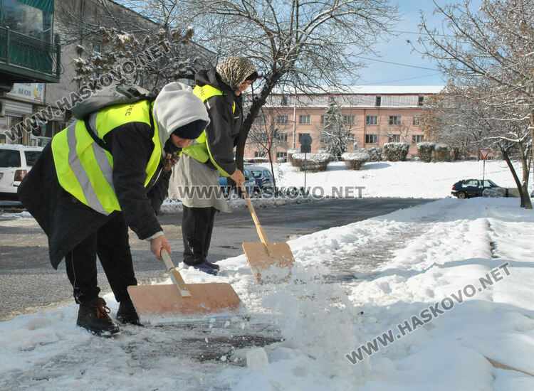 Продължава опесъчаването и почистването на лед и сняг в Хасково