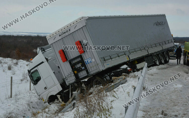 Тир катастрофира на магистралата, 79 машини чистят снега в Хасковско