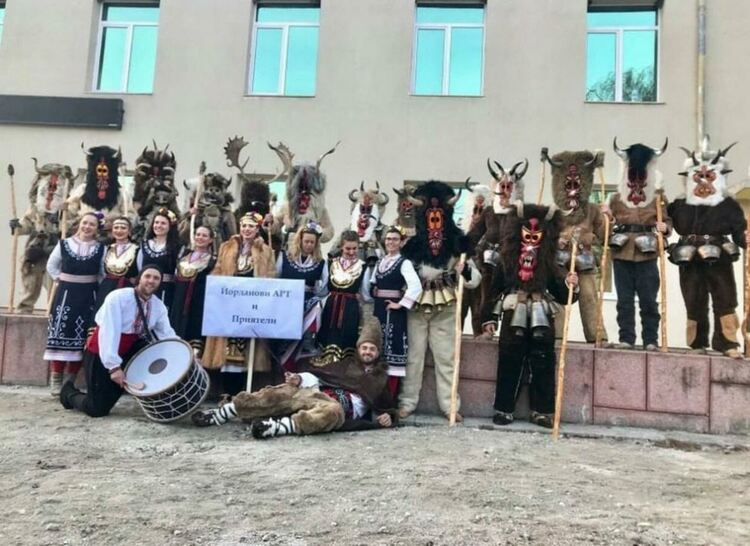 Анелия Дулева: Красивото лице на кукерския ритуал