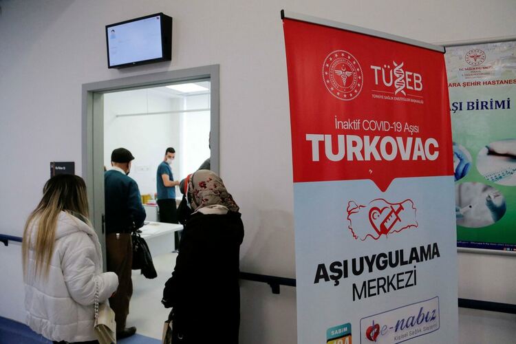 Турция разхлабва мерките, новозаразените нарастват