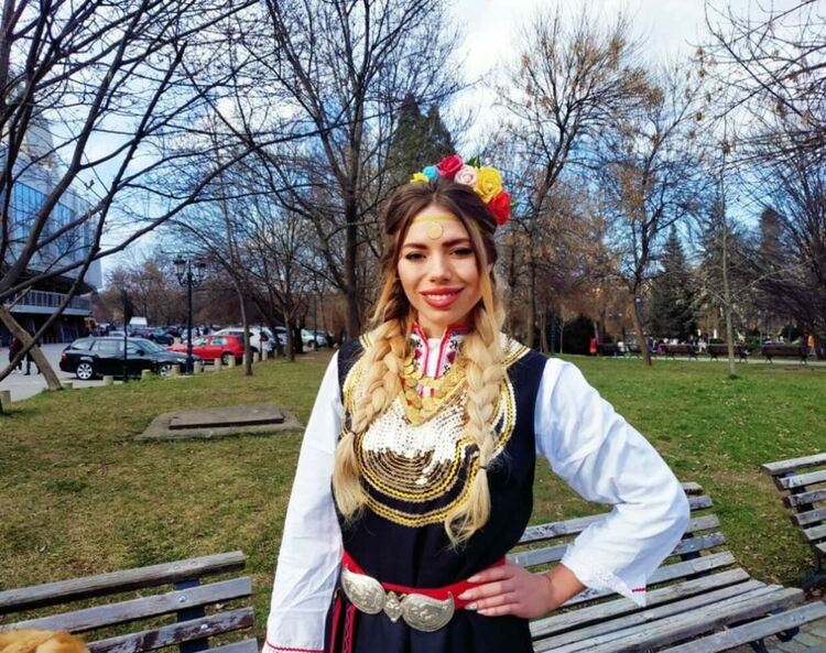 Анелия Дулева: Красивото лице на кукерския ритуал