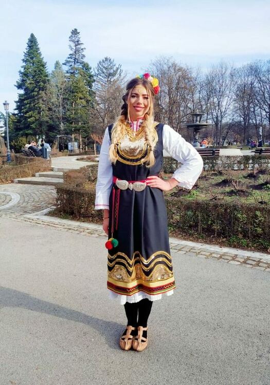 Анелия Дулева: Красивото лице на кукерския ритуал