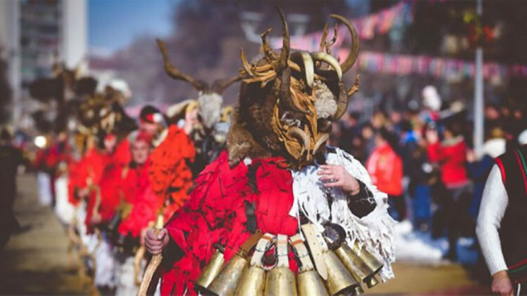 Кирил Щрапулин дълги години украсява главите на пернишки кукери с причудливите си маски