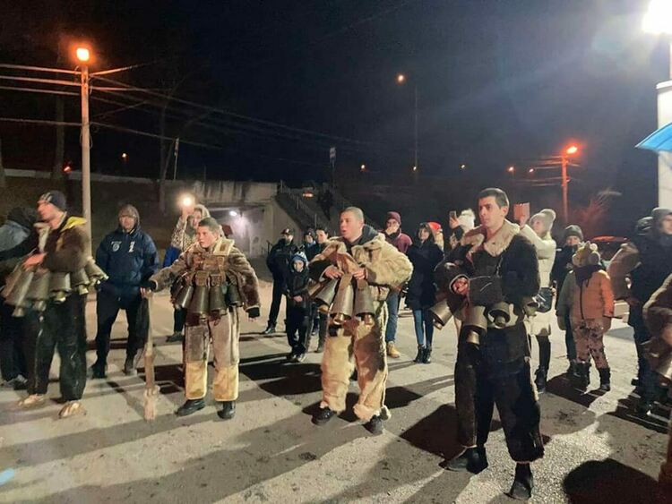 Край огъня в квартал „Бела вода“ отново играха беловодските мечкари