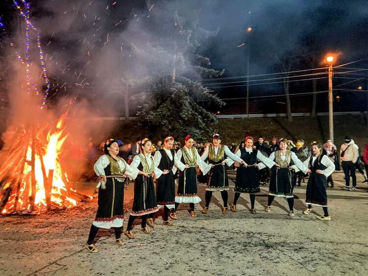 Край огъня в квартал „Бела вода“ отново играха беловодските мечкари
