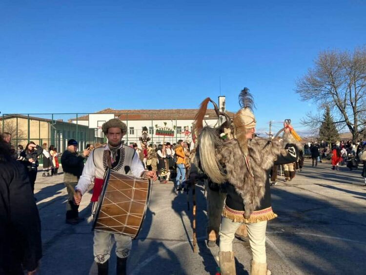 Пъстра и шумна е по традиция Сурвата в Ярджиловци