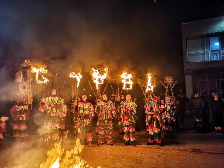 Чановете и хлопките на сурвакарите огласиха и село Драгичево
